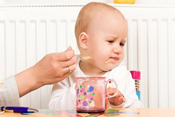 Ép trẻ ăn là một hành động thiếu khoa học