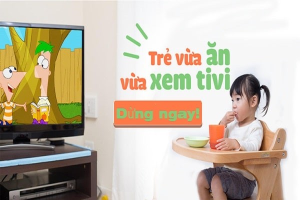 Không để bé vừa ăn vừa xem ti vi