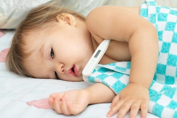 Đau bụng ở trẻ có thể kèm theo sốt