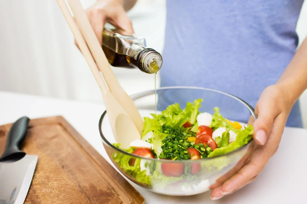 Salad trộn với dầu ô liu có màu sắc bắt mắt giúp trẻ dễ ăn hơn