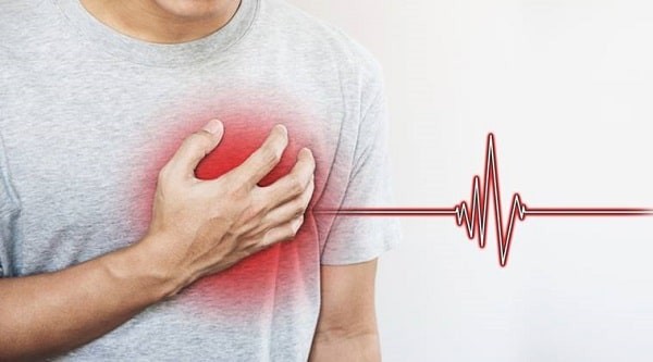 Biến chứng tim mạch là một trong các biến chứng nguy hiểm, có thể biểu hiện bằng đau ngực
