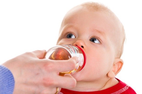 Uống nước trái cây bao gồm mận, táo, lê có chứa chất nhuận tràng cho trẻ