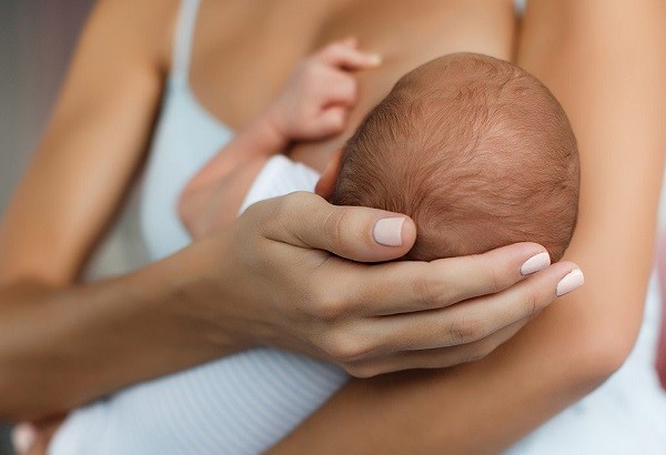 Trẻ sơ sinh bị đổ mồ hôi đầu khi đang bú mẹ