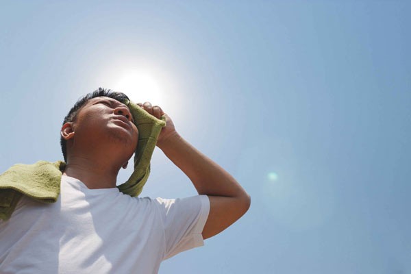 Tham gia các hoạt động thể chất trong thời tiết nắng nóng dễ gây mất nước nếu không uống đủ lượng nước cần thiết