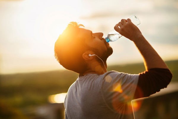 Uống nhiều nước khi thời tiết nắng nóng để bù đắp lượng nước bị mất khi cơ thể tiết mồ hôi