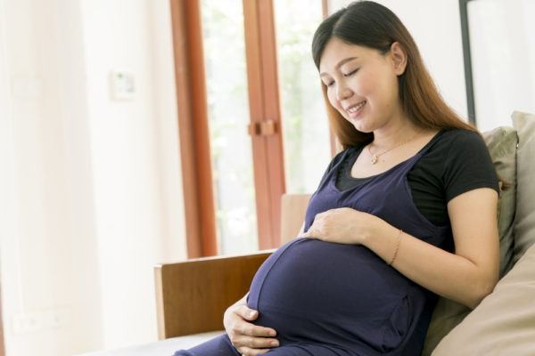 Phụ nữ có thai và đang cho con bú cần tham khảo ý kiến bác sĩ trước khi dùng