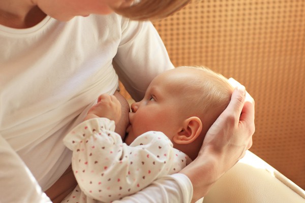 Trong thời kỳ sơ sinh, nhu cầu DHA của em bé được đáp ứng thông qua sữa mẹ