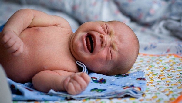 Ở tuần đầu tiên sau khi sinh, hầu hết trẻ sơ sinh thường sẽ ra phân mềm hoặc lỏng khoảng 4 lần một ngày.