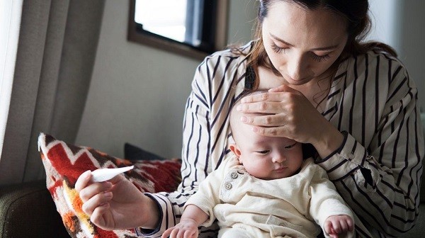 Các bệnh cảm cúm có thể khiến trẻ sơ sinh đổ mồ hôi đầu