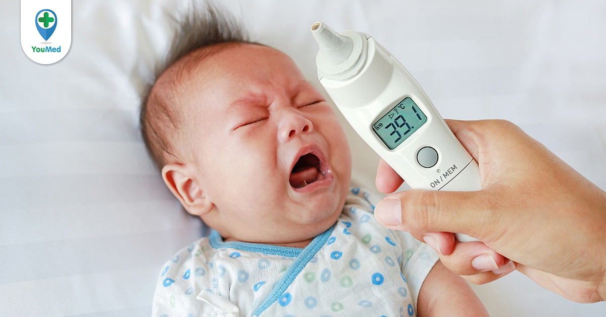 Trẻ sơ sinh bị sốt: Mẹ cần xử trí như thế nào? - YouMed