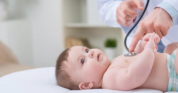 Khi trẻ sơ sinh sốt hoặc có các biểu hiện bất thường khác cần đưa trẻ đến trung tâm y tế để thăm khám