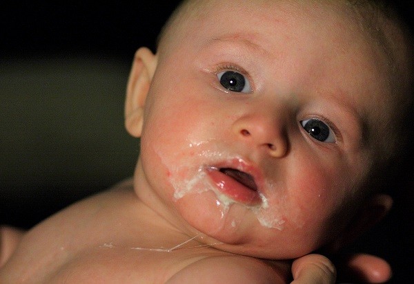 Nguy cơ ọc sữa khi cho trẻ sơ sinh uống nước