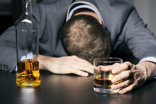 Rượu có thể làm nặng hơn tình trạng đau đầu cụm