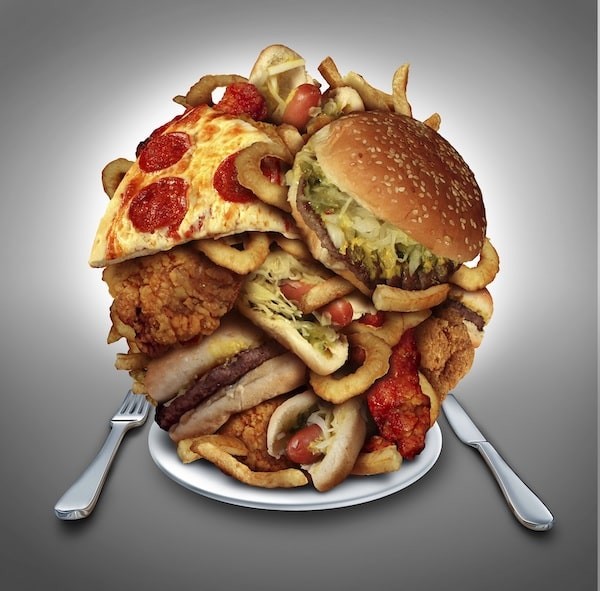 Ăn một lượng thức ăn lớn bất thường là một trong những triệu chứng của rối loạn ăn uống vô độ