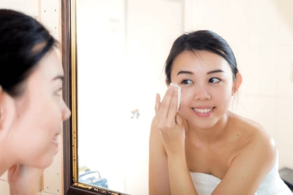 Rửa mặt đúng cách: tẩy trang mặt mỗi tối ngay cả khi bạn không trang điểm