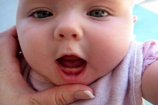 Trẻ bắt đầu mọc răng từ 6 tháng tuổi