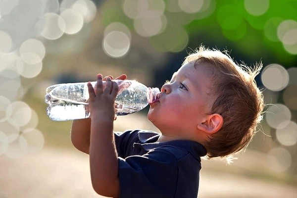 Trẻ nên bổ sung đầy đủ nước hàng ngày