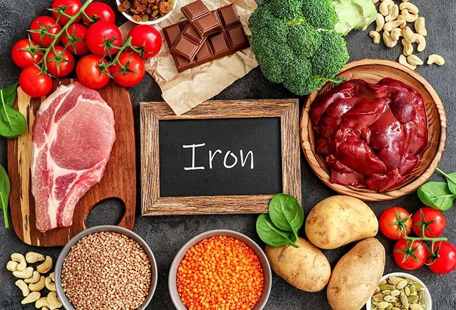 Ba mẹ nên bổ sung các loại thực phẩm giàu chất sắt (iron) cho bé