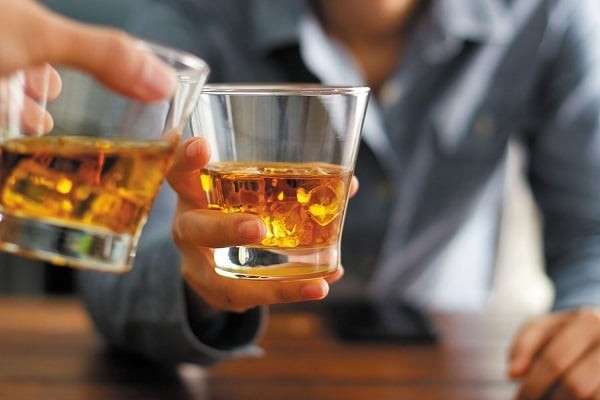 Uống rượu nhiều làm tăng nguy cơ viêm tụy, từ đó tăng khả năng có nang giả tụy