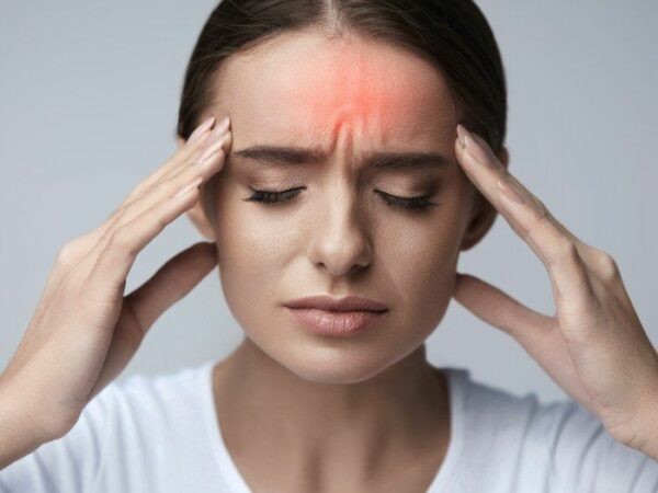 Tác dụng phụ của Methocarbamol thường gặp nhất là đau đầu.