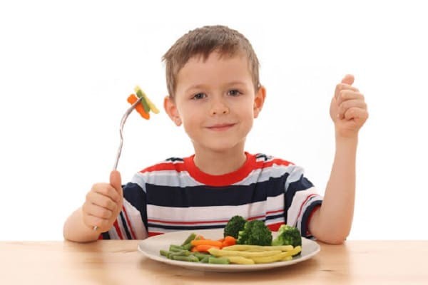 tập cho trẻ ăn rau và trái cây
