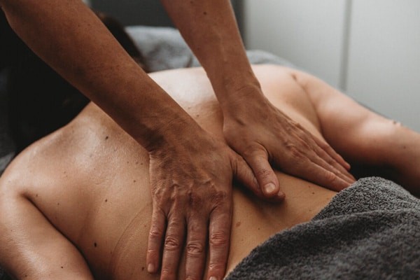 Massage lingam được nền y học dân tộc Ấn Độ xem là một liệu pháp thư giãn và chữa bệnh