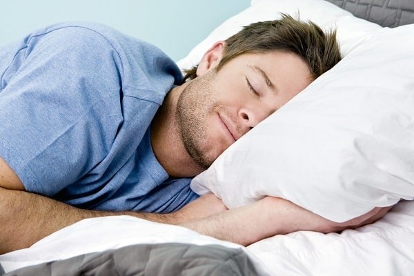 Đi ngủ đúng giờ và ngủ đủ giấc sẽ giúp ích cho cải thiện bệnh đau đầu cụm 