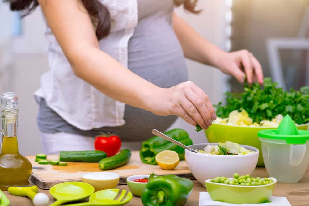 Mẹ bầu cần xây dựng chế độ ăn hợp lý để tránh tình trạng nợ nóng khi mang thai