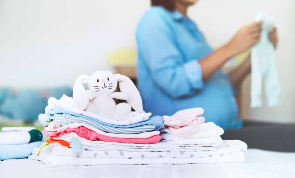 Giữ vệ sinh quần áo gọn gàng để giảm thiểu tình trạng dị ứng khi mang thai