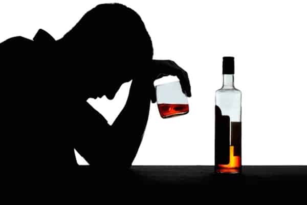 Nếu cố gắng dùng rượu để giảm bớt trầm cảm nam giới, bạn cần báo cho bác sĩ