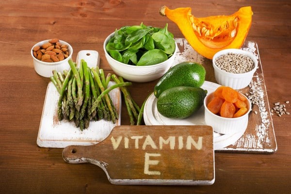 Các loại hạt và dầu thực vật là một trong những nguồn cung cấp nhiều vitamin E