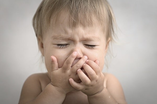 Trẻ sơ sinh- nhũ nhi mắc bệnh Krabbe trở nên quấy khóc, li bì và nôn ói