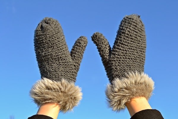 Mang găng tay để tránh tiếp xúc lạnh ở các ngón tay