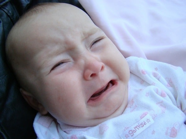Trẻ em quấy khóc liên tục và khó vỗ có thể là dấu hiệu mất nước