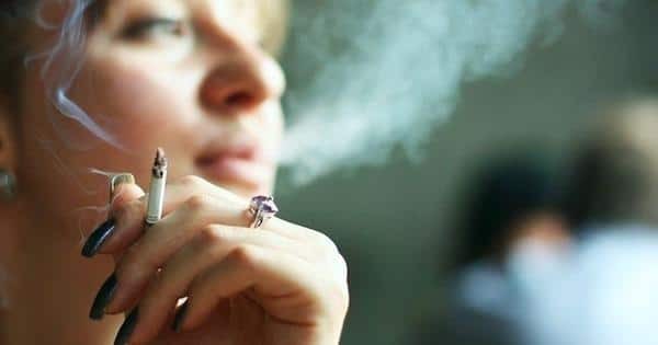 Phụ nữ hút thuốc tăng nguy cơ bị các cơn bốc hoả