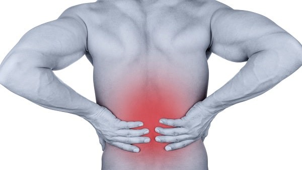 Đau lưng và cứng cột sống là triệu chứng thường gặp của hội chứng tăng tạo xương lan tỏa nguyên phát