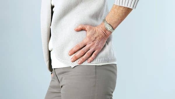 Đau đa cơ dạng thấp thường gây đau và cứng cơ vùng hông, vai