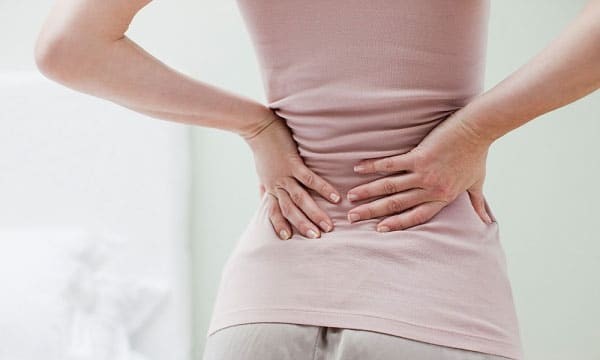 Đau ở lưng hoặc bên hông là  triệu chứng của tình trạng nhiễm trùng đường tiết niệu