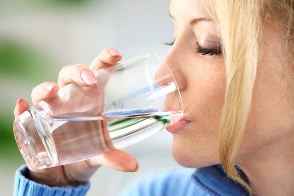 Người mắc bệnh đái tháo nhạt thường cảm giác khát và uống rất nhiều nước