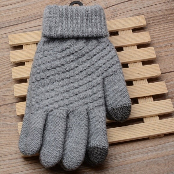 Việc sử dụng găng tay giữ ấm có thể giúp tránh hiện tượng Raynaud