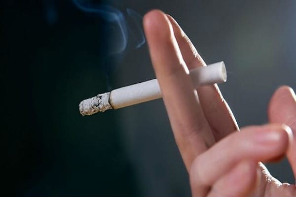 Thói quen hút thuốc lá làm tăng nguy cơ mắc bệnh