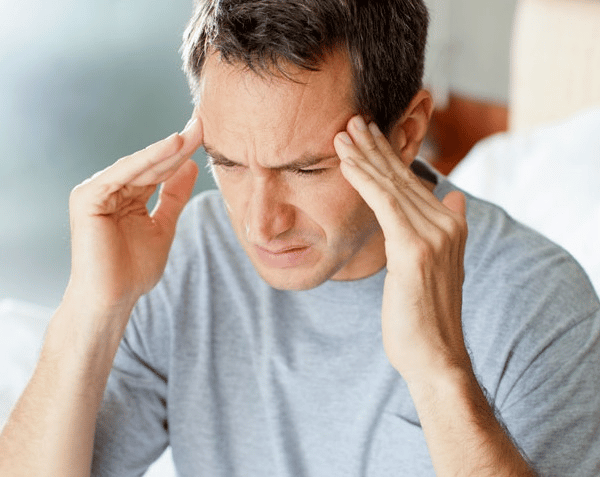 Giả u não có thể thường xuyên đau đầu dữ dội, đau sau mắt