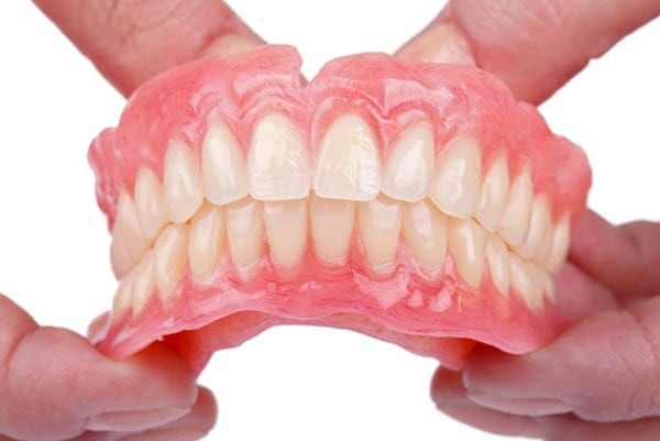 Nên báo nha sĩ/bác sĩ nếu nguyên nhân gây chảy máu chân răng là do hàm giả