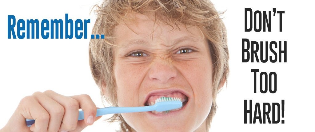 thói quen răng miệng xấu chải răng quá mạnh