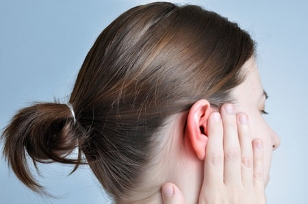 Người bệnh có thể cảm thấy ù hay đầy tai