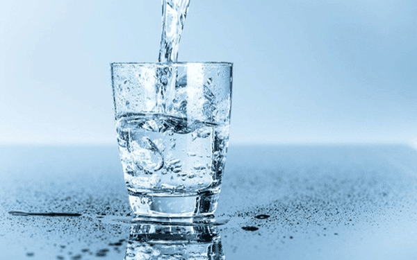 Uống đủ nước để giảm nồng độ canxi trong máu