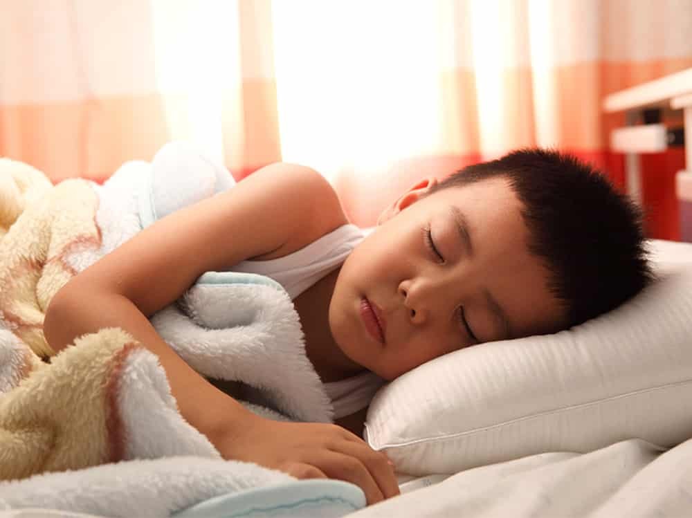 Ngủ đủ giấc có thể giúp cơ thể trẻ sản xuất hormone HGH để phát triển chiều cao