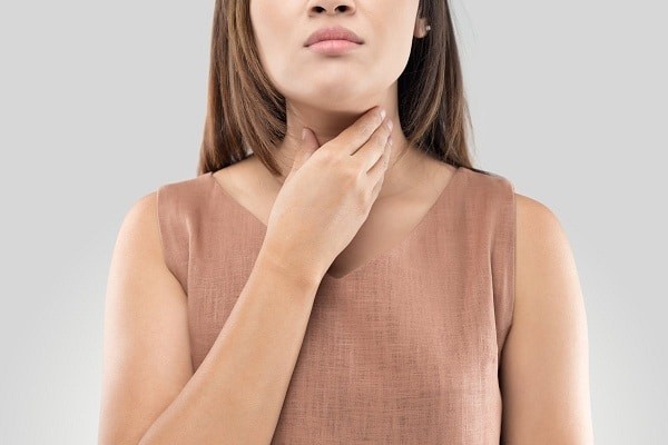 Đau họng là một trong những triệu chứng hay gặp của cúm gia cầm