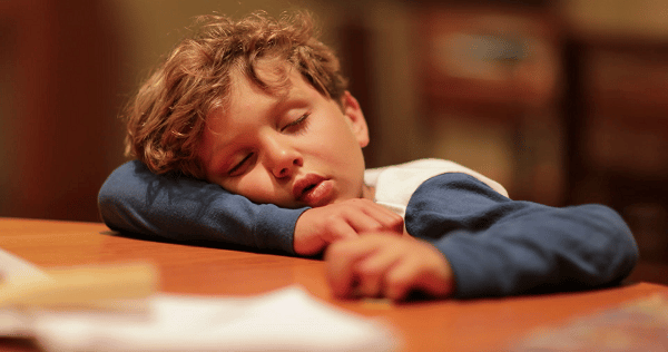 Trẻ có thể có biểu hiện dễ mệt mỏi, đặc biệt là khi vận động