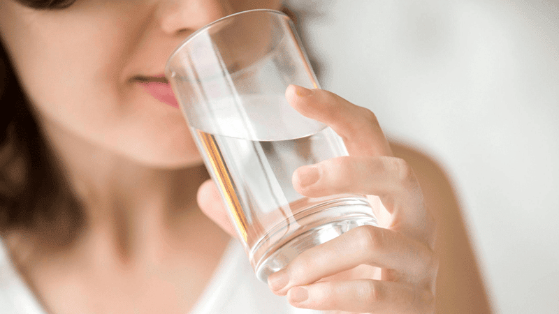 Người bị viêm đại tràng vi thể nên uống nhiều nước